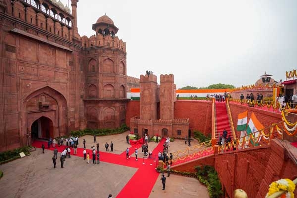 77वें स्वतंत्रता दिवस समारोह पर लालकिले की प्राचीर का अद्भुत नजारा 77वें स्वतंत्रता दिवस समारोह पर लालकिले की प्राचीर का अद्भुत नजारा