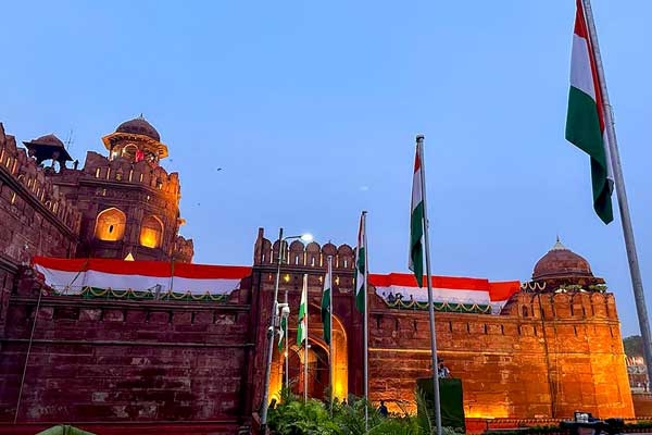 77वें स्वतंत्रता दिवस समारोह पर लालकिले की प्राचीर का अद्भुत नजारा 77वें स्वतंत्रता दिवस समारोह पर लालकिले की प्राचीर का अद्भुत नजारा