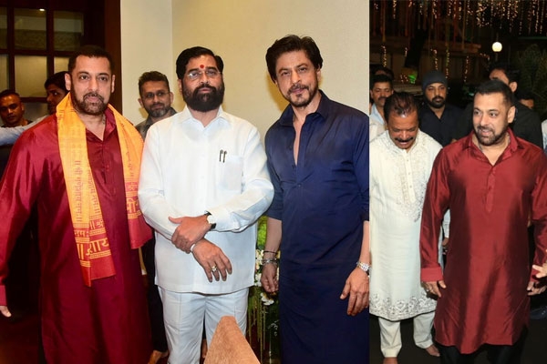 बप्पा के दर्शन पर संग दिखे सलमान और शाहरुख बप्पा के दर्शन पर संग दिखे सलमान और शाहरुख