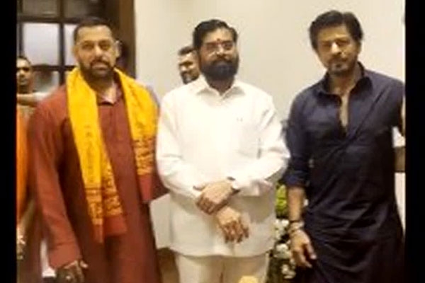 बप्पा के दर्शन पर संग दिखे सलमान और शाहरुख बप्पा के दर्शन पर संग दिखे सलमान और शाहरुख