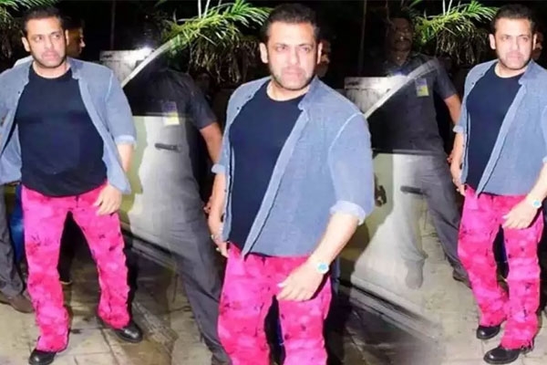 गुलाबी पैंट में नजर आए भाईजान गुलाबी पैंट में नजर आए भाईजान