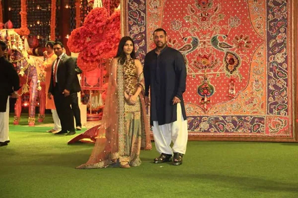 मुकेश अंबानी के घर गणेश उत्सव, उमड़ा बॉलीवुड मुकेश अंबानी के घर गणेश उत्सव, उमड़ा बॉलीवुड