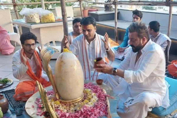 शिव की भक्ति में डूबे संजू बाबा शिव की भक्ति में डूबे संजू बाबा