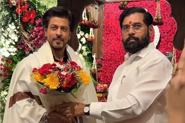 बप्पा के दर्शन पर संग दिखे सलमान और शाहरुख बप्पा के दर्शन पर संग दिखे सलमान और शाहरुख