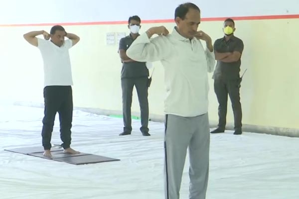 योग के रंग में रंगा देश, देखें तस्वीरें योग के रंग में रंगा देश, देखें तस्वीरें