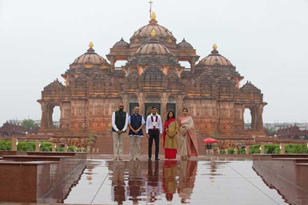 ब्रिटेन के PM Rishi Sunak ने अक्षरधाम मंदिर के दर्शन