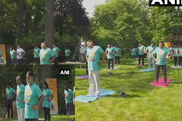 योग के रंग में रंगा देश, देखें तस्वीरें योग के रंग में रंगा देश, देखें तस्वीरें