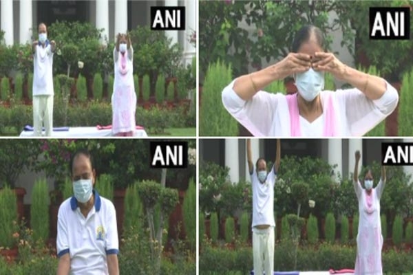 योग के रंग में रंगा देश, देखें तस्वीरें योग के रंग में रंगा देश, देखें तस्वीरें