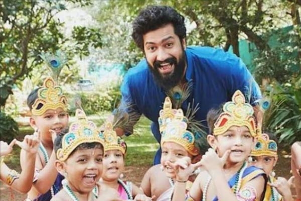 विक्की कौशल ने कहा, मुझे मेरे बचपन में ले जाता है दही हांडी उत्सव विक्की कौशल ने कहा, मुझे मेरे बचपन में ले जाता है दही हांडी उत्सव
