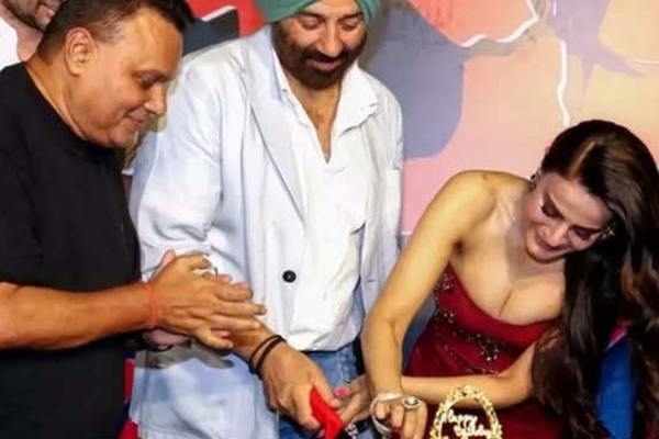 अमीषा पटेल ने कहा, निर्माता अनिल शर्मा के साथ मेरा पिता-बेटी का रिश्ता अमीषा पटेल ने कहा, निर्माता अनिल शर्मा के साथ मेरा पिता-बेटी का रिश्ता