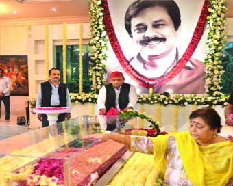 सहाराश्री को श्रद्धांजलि अर्पित करते सपा प्रमुख अखिलेश यादव।