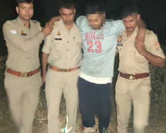 Ghaziabad crime : हत्या के आरोपी ने की पुलिस हिरासत से भागने की कोशिश, मुठभेड़ के बाद फिर गिरफ्तार Regional News