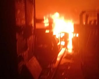 Ghaziabad Fire : गाजियाबाद में फाइबर सीट फैक्ट्री में लगी भीषण आग, दमकलकर्मी काबू पाने में जुटे Regional News