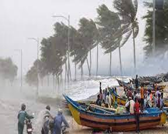 गुजरात : तेज हवा से नौकाएं क्षतिग्रस्त, आठ मछुआरे लापता