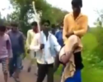 मध्य प्रदेश: तुगलकी फरमान, महिला को पति को कंधे पर बैठाकर घुमाना पड़ा