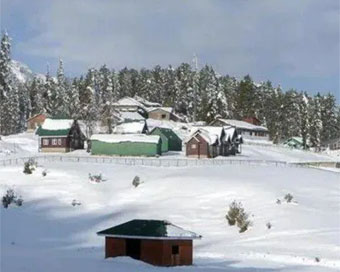 जम्मू-कश्मीर में बारिश और बर्फबारी जारी, रविवार को मौसम में सुधार की संभावना