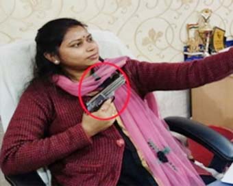 तृणमूल कांग्रेस नेता हाथ में बंदूक लिए कैमरे पर नजर आई, वीडियो सोशल मीडिया पर वायरल