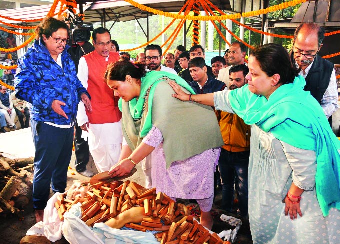 पिता की चिता पर चंदन की लकड़ी समर्पित करतीं दोनों पुत्रियां प्रियंका सरकार व शिवांका रॉय चौधरी। 