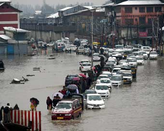 कश्मीर में बाढ़, मदद में जुटी सेना, PM ने की CM से बात