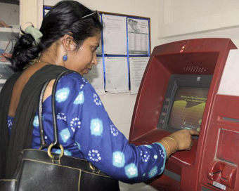 ATM के बाहर छोटी हुई कतारें