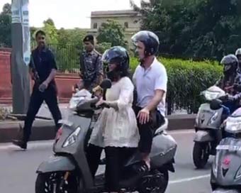 राहुल गांधी ने की छात्रा के साथ स्कूटर की सवारी