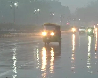 Valentine Day पर दिल्ली-NCRमें बारिश, देखें तस्वीरें