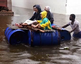 पटना में बाढ़ से हाहाकार