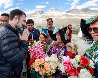 लेह में पैंगोंग झील के पास राहुल गांधी