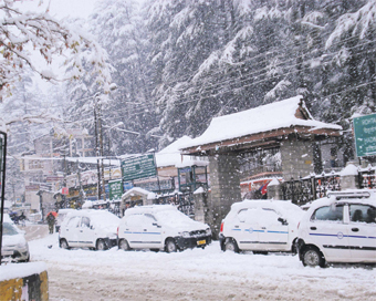 हिमाचल और कश्मीर में भारी बर्फबारी