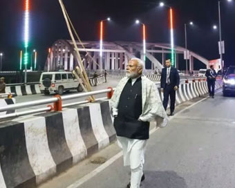 आधी रात को CM योगी के साथ काशी की सड़क पर निकले PM मोदी