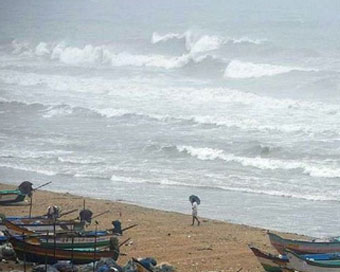 चक्रवात निसर्ग की महाराष्ट्र में दस्तक, तेज हवा के साथ भारी बारिश