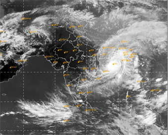 सुपर साइक्लोन अम्फान के चलते भारी तबाही, 12 मौतें