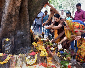 देशभर में नागपंचमी की धूम, भोलेनाथ की भक्ति में लीन है भक्त