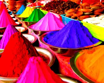 PICS: होली के रंग में रंगा बाजार