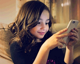 स्मार्टफोन के कारण बच्चों में बढ़ रही आंखों में सूखेपन की समस्या