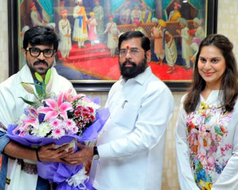 PHOTOS: पत्नी संग RRR स्टार राम चरण ने की महाराष्ट्र CM शिंदे से मुलाकात