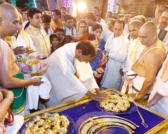 तिरुपति मंदिर में तेलंगाना के CM ने चढ़ाया 5 करोड़ का सोना