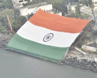 भारतीय नौसेना ने मुंबई में दुनिया के सबसे बड़े राष्ट्रीय ध्वज का अनावरण किया