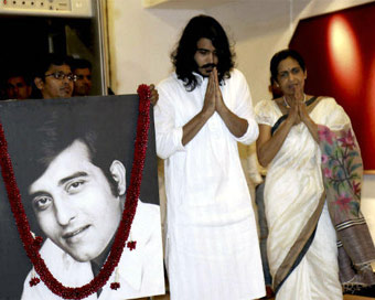 PICS: विनोद खन्ना की शोकसभा में फिल्मी हस्तियों का जमावड़ा