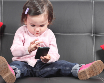 अगर आपका शिशु खेलता है स्मार्टफोन से तो हो जाएं सावधान...
