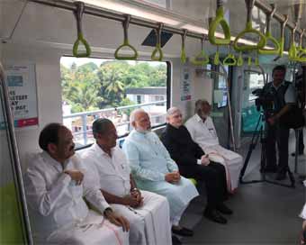 PM मोदी बने कोच्चि मेट्रो के पहले यात्री
