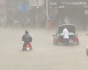 तस्वीरों में देखें कैसे बारिश के पानी में डूबी मुंबई...