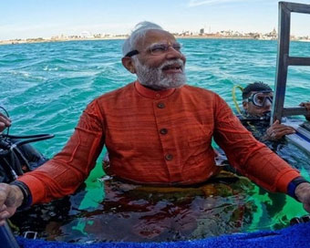 PM मोदी ने समुद्र में लगाईं डुबकी, गहरे पानी में डूबे द्वारिका नगरी के किए दर्शन