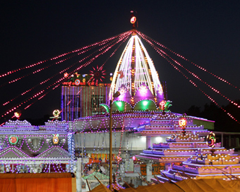चैत्र नवरात्र: सज गए मंदिर व बाजार
