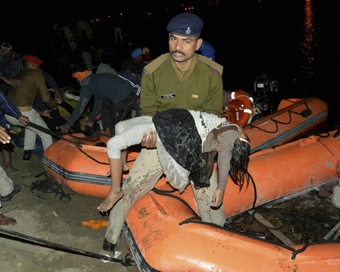 गंगा में डूबीं दो नावें, 40 मौतों का अंदेशा
