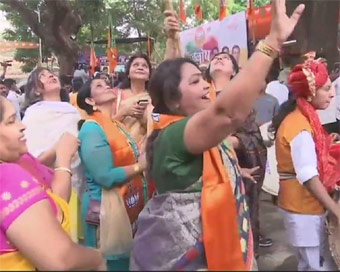 जीत से गदगद BJP कार्यकर्ता, बजे ढोल-नगाड़े