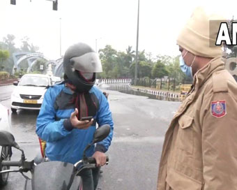 दिल्ली कर्फ्यू: सड़कें हुईं वीरान