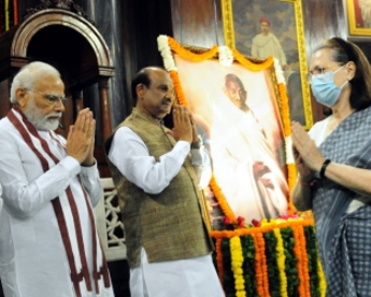 आमने-सामने हुए मोदी और सोनिया