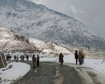कश्मीर में हुई ताजा बर्फबारी