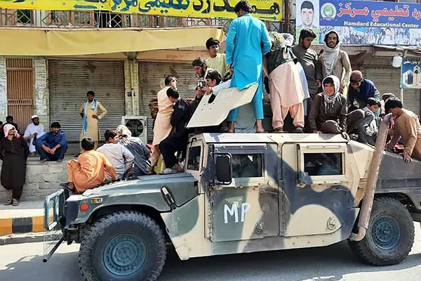 तालिबान शासन के डर से लोग काबुल छोड़कर भागे